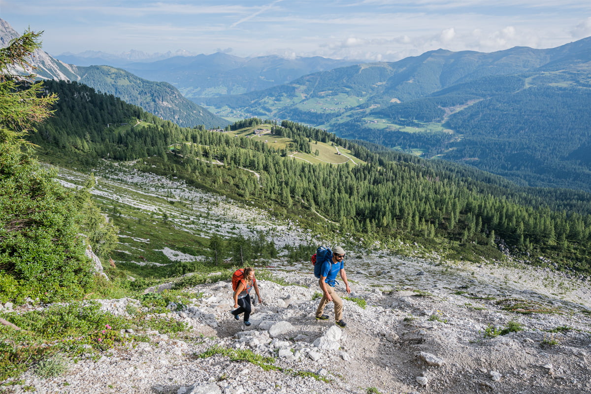 Über eine schuttrige und Rinne geht es auf den Burgstall. Einen Helm brauchst du aber nur, wenn du von dort aus über den Klettersteig auf die Rotwand willst.