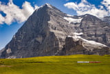 Die Eiger-Nordwand, im Vordergrund ist ein kleiner Zug zu sehen.