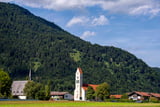 Die katholische Pfarrkirche St. Ludwig (rechts) und die protestantische Heilandkirche (links) in Oberau