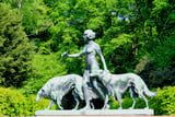 Die Skulptur »Diana mit den Hunden« im alten Kurgarten gegenüber dem Brunnenhaus