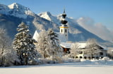 Eine schneebedeckte Kirche in Inzell