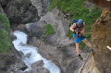 In der Galitzenklamm nahe Lienz warten knackige Klettersteige mit Tiefblick.