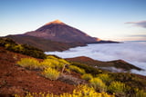 Der Pico del Teide, der höchste Berg Teneriffas, thront über einem Meer aus Wolken.