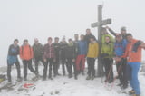 Wanderergruppe am Gipfel mit Nebel
