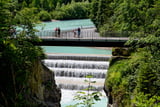 Über mehrere Stufen rauscht der Lech hinunter in die tiefer gelegene Klamm.