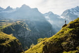 Mann steht in der schweizer Bergwelt