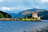 Vorbei am Eilean Donan Castle reicht der Blick durch das Glen Shiel bis zum Cragh nan Damh.
