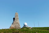 Das Monument Diables Bleus und die Antenne auf dem Grand Ballon