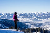 Skifahrerin blickt übers Skigebiet Oberjoch