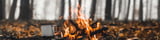 Kaffeebecher vor Lagerfeuer