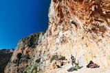 Training an mediterranem Fels: Dujmovits (in der Wand) im Klettergebiet Leonidio auf dem Peleponnes.