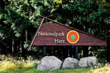 Schild »Nationalpark Harz« bei Drei-Annen-Hohne in Wernigerode