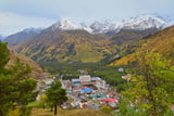 Das Dorf Terskol im Kaukasus, nahe dem höchsten russischen Berg Elbrus.