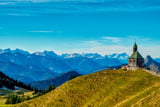Das Wallbergkircherl mit der Zugspitze im Hintergrund