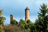 Der Turm der Burgruine überragt das Dorf Kirkel.