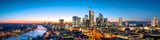 Die Skyline von Frankfurt am Abend.