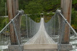 Mithilfe der Brattebakken-Hängebrücke am Königsweg in Norwegen kommst du sicher auf die andere Seite des Flusses.