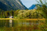 Eine Hütte am Ufer des Weitsees.