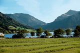 Der Schliersee mit der Brecherspitze im Hintergrund. Die Ruine Hohenwaldeck liegt links oben im Wald versteckt.