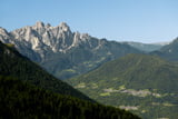 Fernblick über das Agordino auf die Gruppe der Cimònega am Südrand der Dolomiten