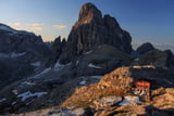 Vor dem gigantischen Zwölfer liegt die kleine Büllelejochhütte in den Sextener Dolomiten.