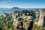 Kletterfelsen Wehlnadel, hinten Basteibrücke und Lilienstein, Nationalpark Sächsische Schweiz, Deutschland