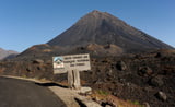 Der Berg Pico do Fogo auf den Kapverden, davor ein großes Wanderschild.