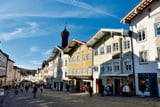 Die malerische Marktstraße ist das Zentrum von Bad Tölz.