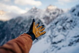 Handschuh gegen Berg gestreckt