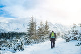 Man wandert im Winter durch schneebedeckte Alpenregion