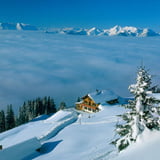 Das tief verschneite Hochgernhaus über dem Nebelmeer