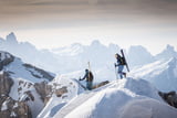 Zwei Skitourengeher im Hochgebirge, an den Füßen der Kilo Skitourenschuh von La Sportiva