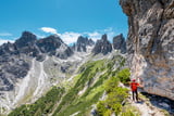 Unterwegs im faszinierend schönen Zackenwald der Cadini. Ganz hinten die Cima Cadin di San Lucano