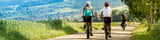 Zwei Fahrradfahrer auf Radwegen