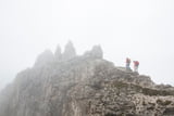 Zwei Bergsteiger im Nebel