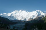 Der Nanga Parbat (8125 m) in Pakistan wurde erstmal von Hermann Buhl im Jahr 1953 bestiegen, Reinhold Messner kletterte über die Rupalwand auf den Gipfel und stieg über die Diamirflanke ab - die zweite Überschreitung eines Achttausenders überhaupt. Sein Bruder starb, wobei Ort, Zeitpunkt und Todesursache nicht geklärt sind.