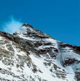 Hier verschwanden Mallory und Irvine – der Nordostgrat des Mount Everest mit Erster und Zweiter Stufe (Mitte)