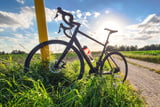 Gravel Bike auf der Wiese