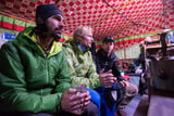 Martin Maier (l.), Benedikt Böhm (m.) und Sebastian Haag (r.) vor der Expedition zum Shishapangma
