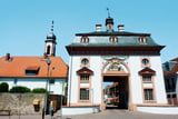 Torhaus und Pfarrkirche St. Caecilia in Heusenstamm