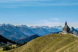 Das Wallbergkirchl vor großer Kulisse: hinten rechts die Zugspitze