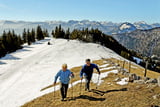 Wanderer unter dem Spitzsteinhaus am Erler Berg