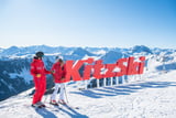 Zwei Skifahrer vor Kitzski-Logo