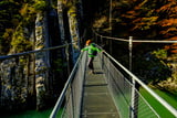 Die Hängebrücke über die Entenlochklamm ist einer der Höhepunkte der Wanderung.