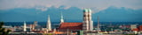 Panorama von München mit den beiden Türmen der Münchener Frauenkirche, im Hintergrund die Alpen.