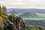 Blick auf den Zirkelstein und die Kaiserkrone, im Vordergrund sind die typischen Felsstrukturen des Elbsandsteingebirges zu sehen.