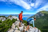 Zwei Wanderer am Monte Baldo am Gardasee