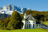 Wallfahrtskirche Maria Ettenberg mit dem Untersberg.