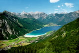 Der tiefblaue Achensee, der das Rofangebirge vom Karwendel trennt. Im Hintergrund Pertisau, der Ausgangspunkt der Wanderung.