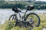 Fahrrad mit Bikepacking-Taschen